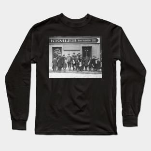 Delivering the Sunday Papers, 1909. Vintage Photo Long Sleeve T-Shirt